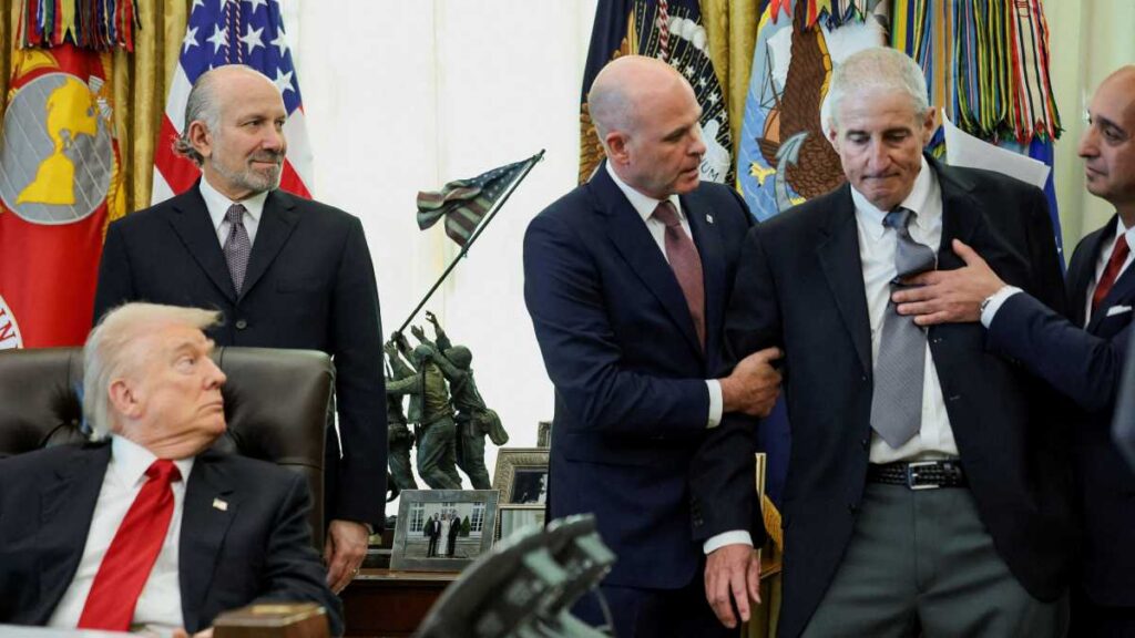 Ejecutivo médico se desmaya frente a Trump