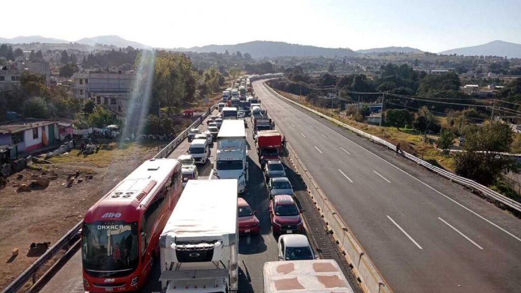 Ejidatarios bloquean México-Puebla