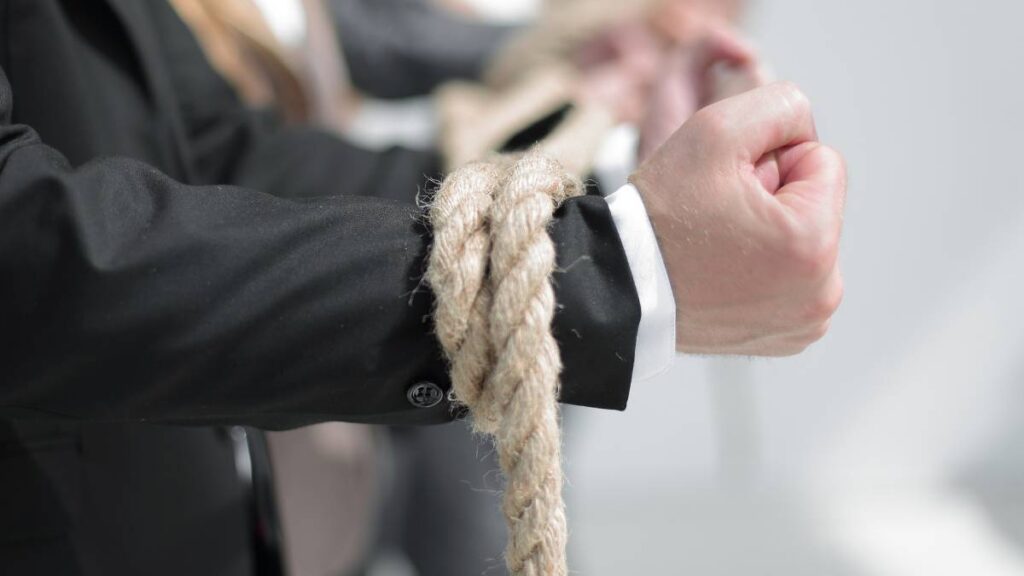 Cuatro funcionarios fueron amarrados por vecinos en El Oro.