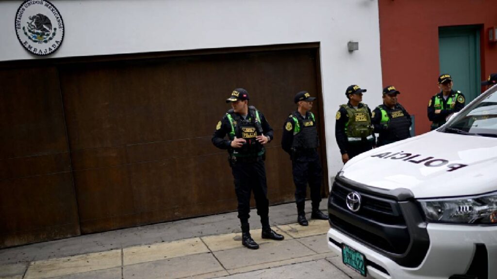 Perú garantiza inmunidades de México mientras se define salvoconducto de Betssy Chávez, ex primera ministra acusada de rebelión.