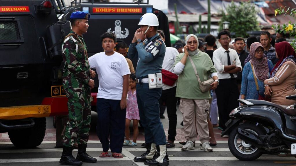 Más de 50 heridos por explosión en mezquita de Yakarta, Indonesia