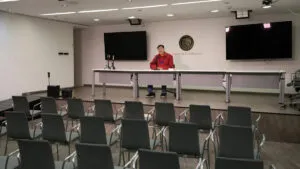 Noroña denuncia campaña mediática contra él; convoca a conferencia y la prensa lo deja solo