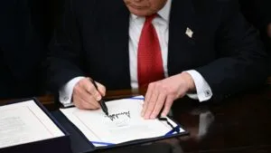 Tras firmar ley, Tump dice que el gobierno reanudará sus operaciones normales