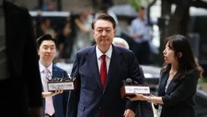 Fiscalía surcoreana acusa a expresidente Yoon de ayudar a Corea del Norte