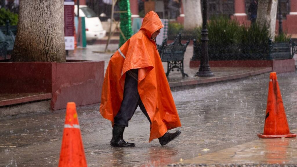 El frente frío número 13 provocará lluvias con granizo, vientos de hasta 100 km/h y temperaturas bajo cero en varios estados del país. Conoce las regiones más afectadas.