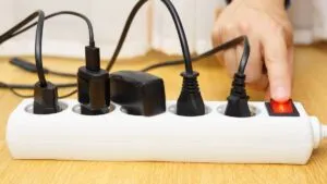 ¡Desconéctalos en la noche! Aparatos que consumen luz, aunque estén apagados, según la CFE