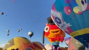 León amanece con globos en el cielo