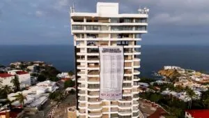 Greenpeace despliega ticket gigante por desastres naturales en Acapulco