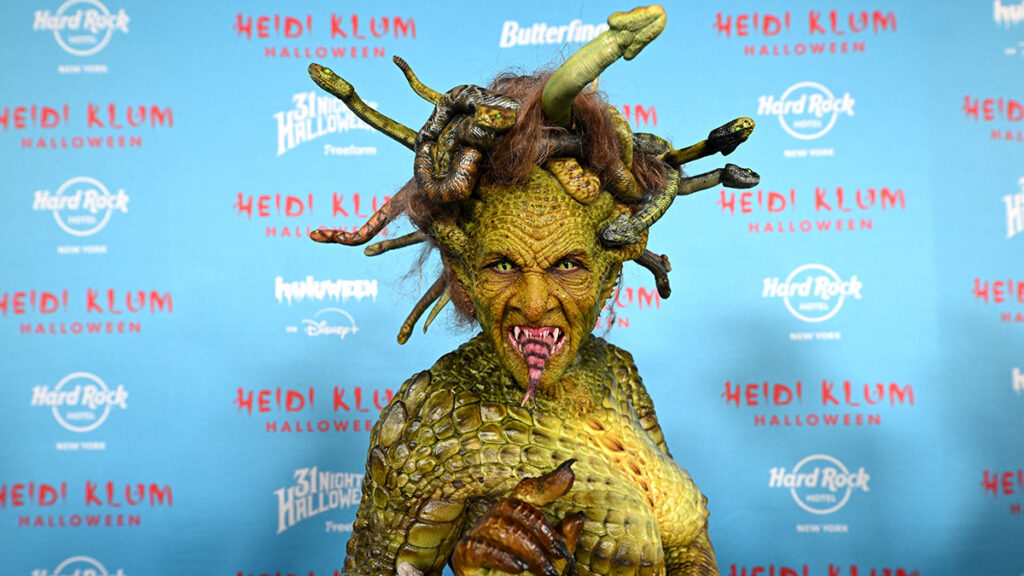 Heidi Klum revela la asombrosa cantidad de horas que le llevó su disfraz de Medusa para Halloween