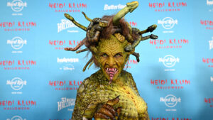 Heidi Klum revela la asombrosa cantidad de horas que le llevó su disfraz de Medusa para Halloween