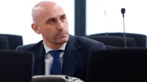 Sujeto ataca a “huevazos” a Luis Rubiales, ¡en pleno evento!