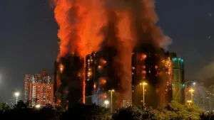 Incendio en Hong Kong deja al menos 36 muertos y 279 desaparecidos