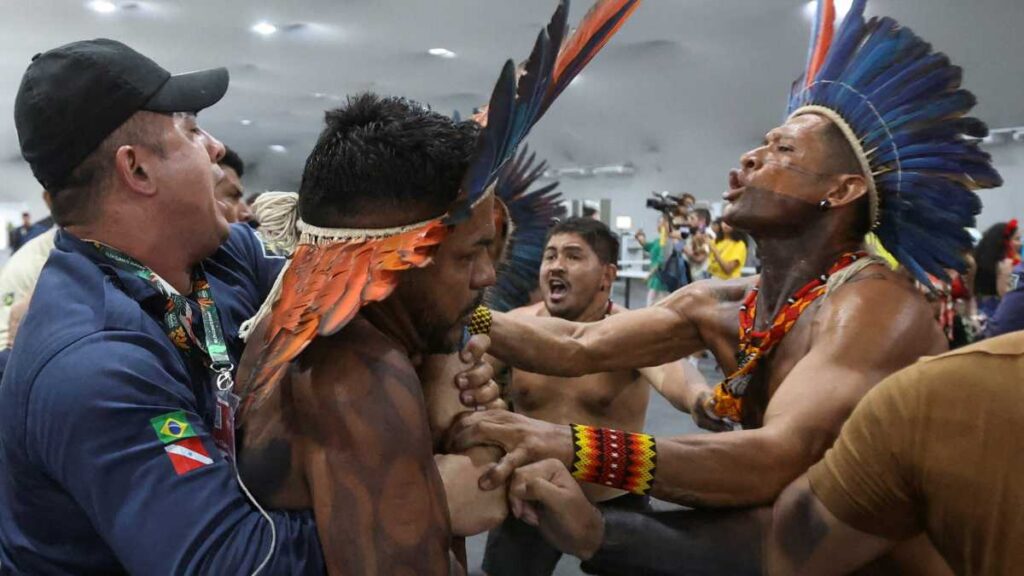 Indígenas irrumpen en la COP30 en Brasil