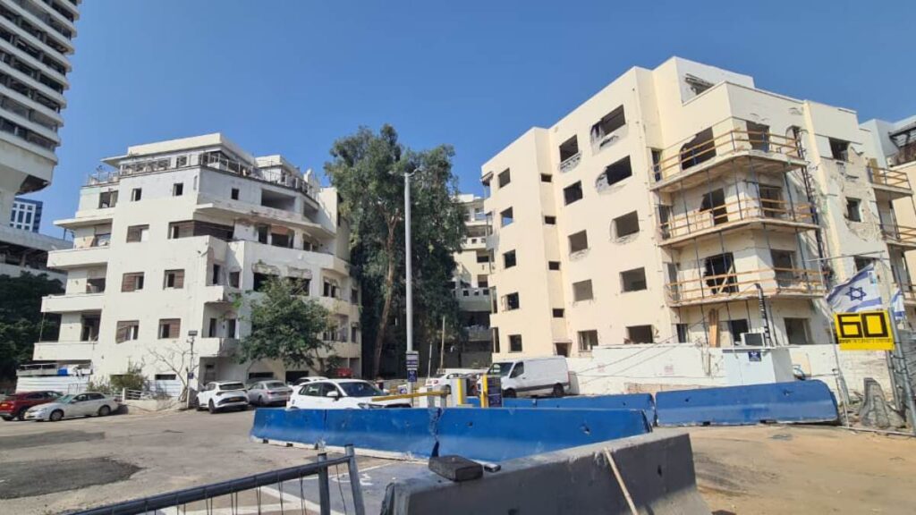 Permanecen afectados edificios en Tel Aviv impactados por misiles de Irán