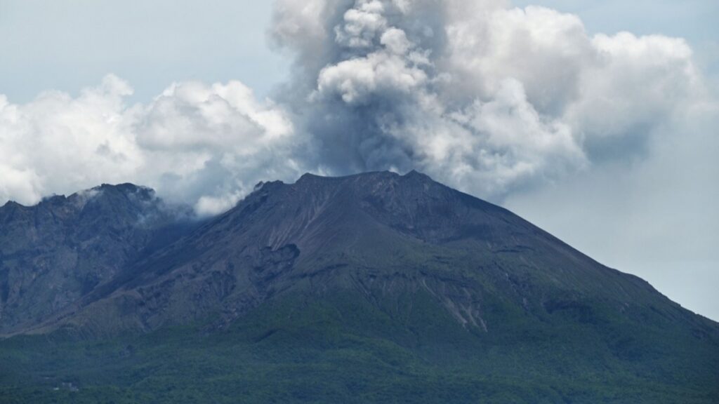 Japón cancela decenas de vuelos por erupciones de volcán