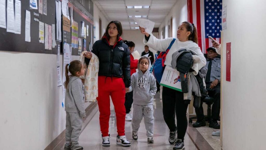 Juez ordena liberar a 615 migrantes en Chicago