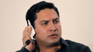 ¿Se le chispoteó? Julión Álvarez pisa un celular en pleno concierto y desata polémica