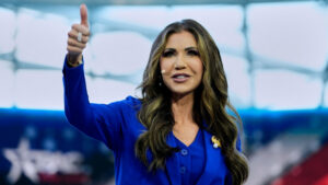 El polémico video que puso a bailar a Kristi Noem para celebrar 1.6 millones de autodeportaciones