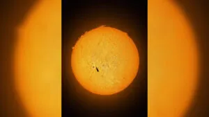 “La caída de Ícaro”, la impactante foto de un paracaidista cayendo frente al Sol: ¿es real?