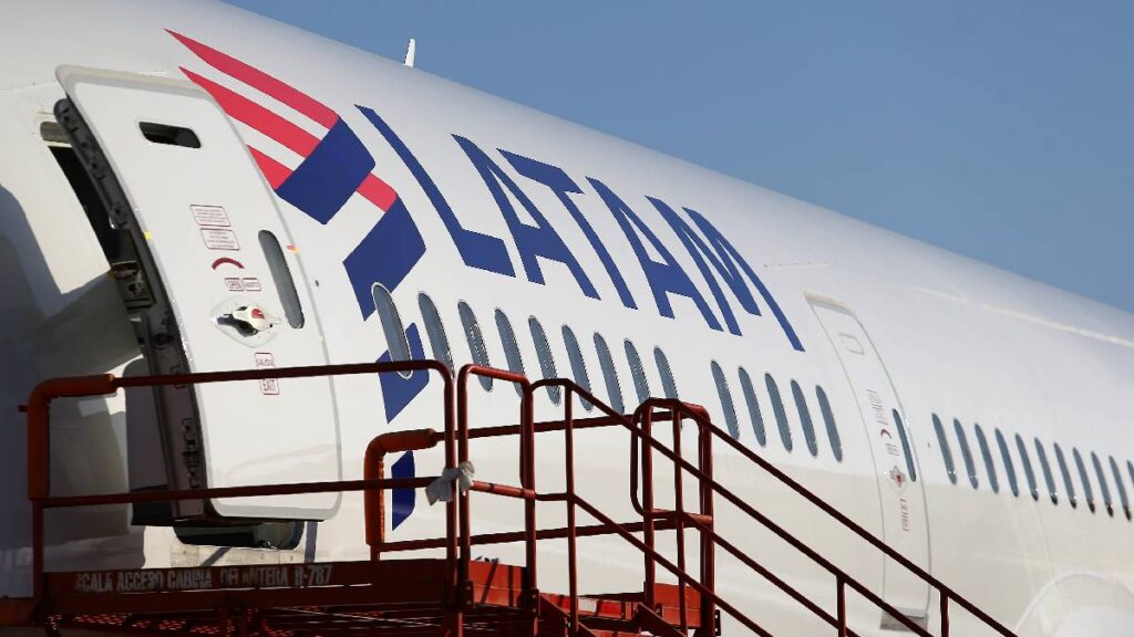 Los pilotos de LATAM Airlines en Chile comenzarán una huelga a medianoche tras romperse la mediación con la empresa; exigen recuperar beneficios previos a la pandemia.