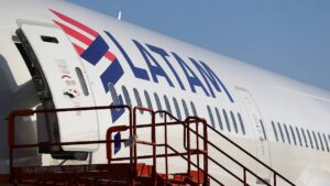 Pilotos de LATAM Airlines anuncian huelga en Chile