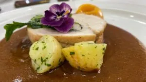 ¿Cansado de las típicas recetas de Navidad? Prueba este lomo relleno de romeritos