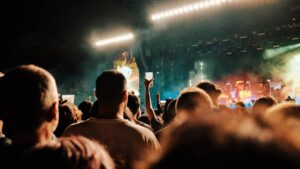 Lupita Villalobos vive momento polémico con fanática en presentación