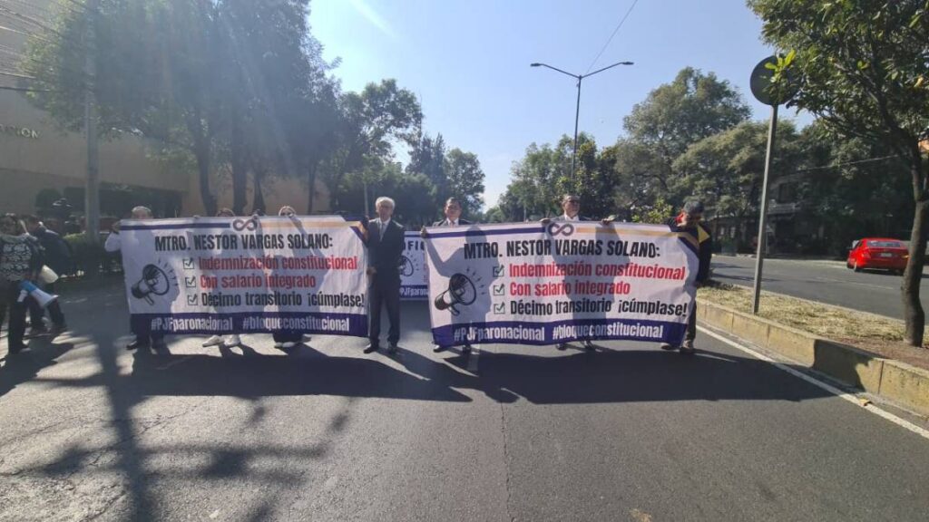 Juzgadores federales cesados marchan en CDMX; exigen indemnización, pensiones y respeto a sus derechos laborales.