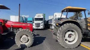 Persisten bloqueos en Guanajuato: agricultores mantienen cerradas 9 carreteras