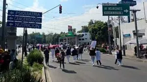 Médicos del INCan mantienen protesta en Calzada de Tlalpan por falta de medicamentos