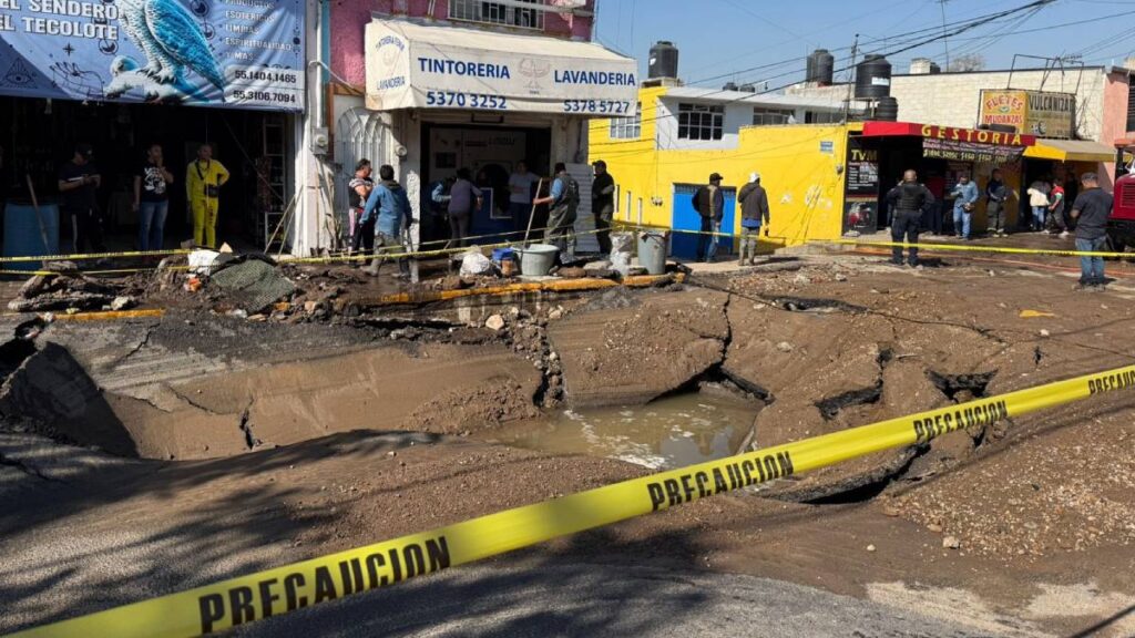 Ruptura en tubería de 72 pulgadas causó megasocavón en Atizapán.