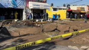 Fuga de agua en Atizapán abrió megasocavón, continúan trabajos de reparación