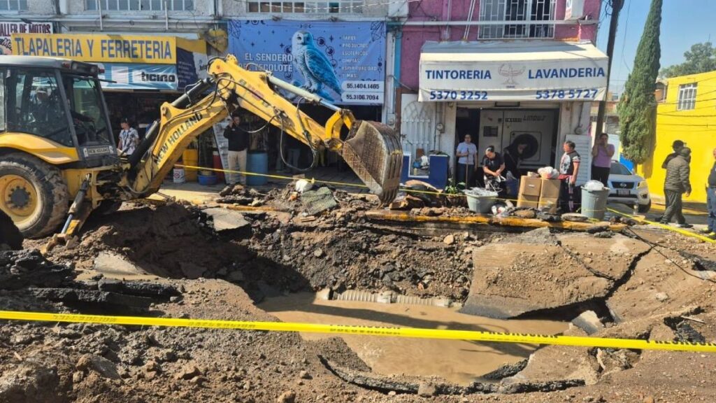 Trabajos en socavón tras fuga de agua en Atizapán.