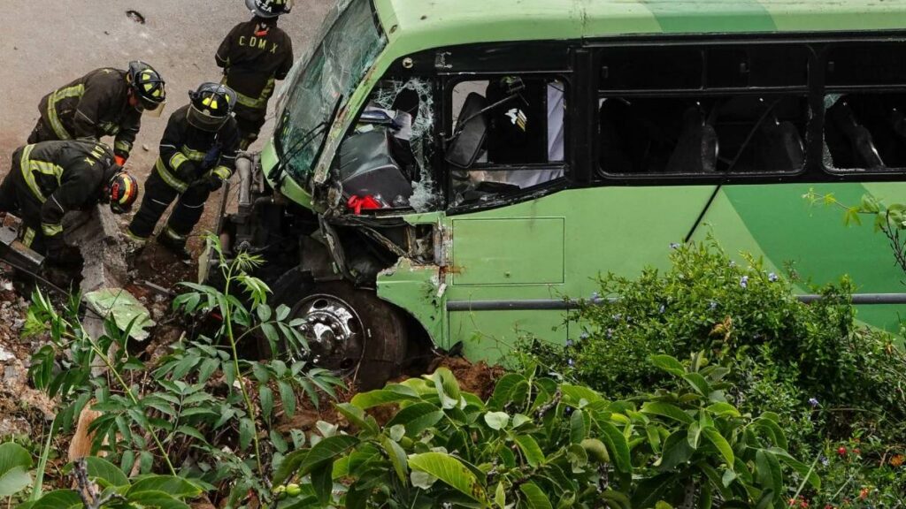 Maniobran para retirar el camión en la México-Cuernavaca.