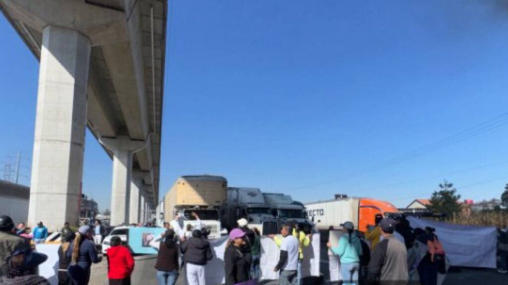 Manifestantes bloquean la México-Toluca.