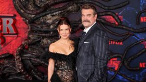 Millie Bobby Brown y David Harbour reaparecen juntos en el estreno de Stranger Things 5 tras supuesta denuncia