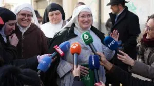 Detienen a monjas excomulgadas por presunta venta de arte sacro