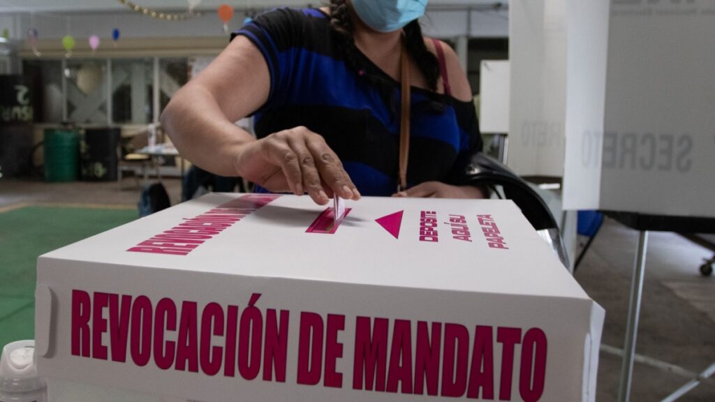 Morena va por empatar la revocación de mandato con elecciones intermedias