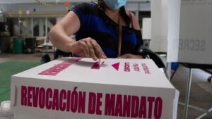 Morena va por empatar la revocación de mandato con elecciones intermedias