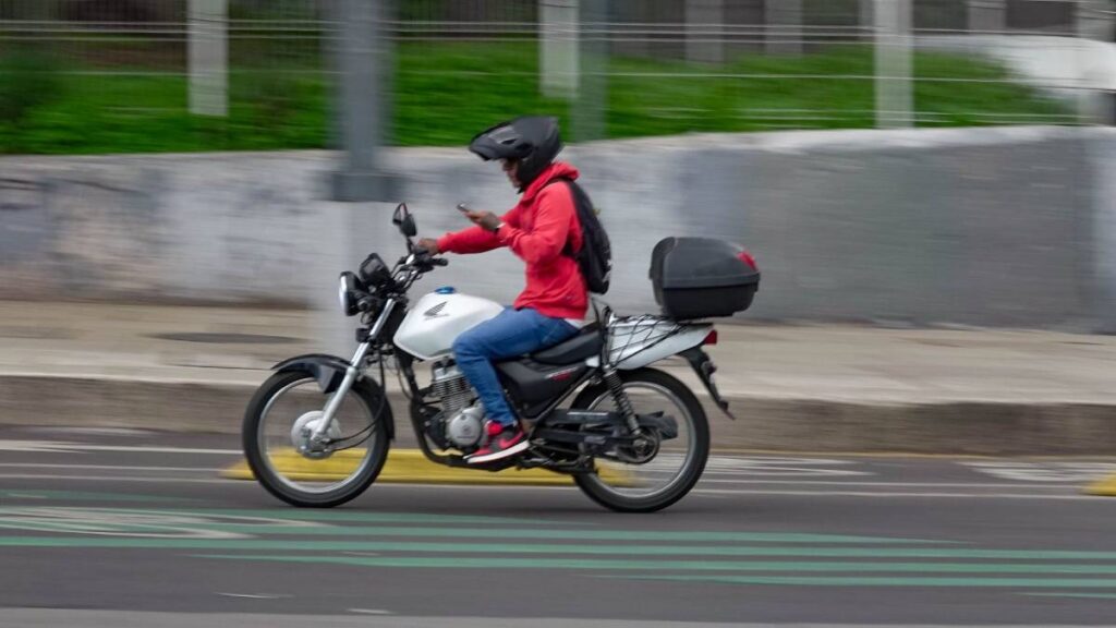 Motociclistas solo podrán rebasar por carril izquierdo en Edomex.