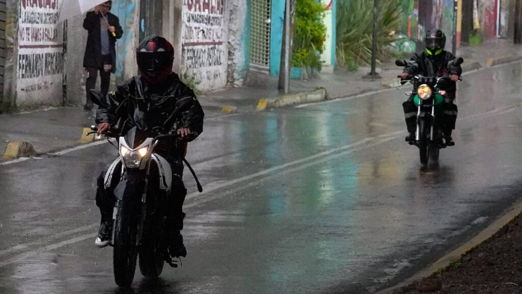 Edomex sube multas a motociclistas y aplicará retención o retiro de placas por maniobras peligrosas y falta de documentos.