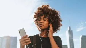 ¿La música puede proteger tu cerebro? Un nuevo estudio sugiere que ayuda a prevenir la demencia