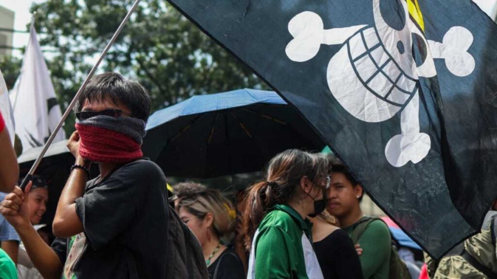 Generación Z y policías se enfrentan en Nepal