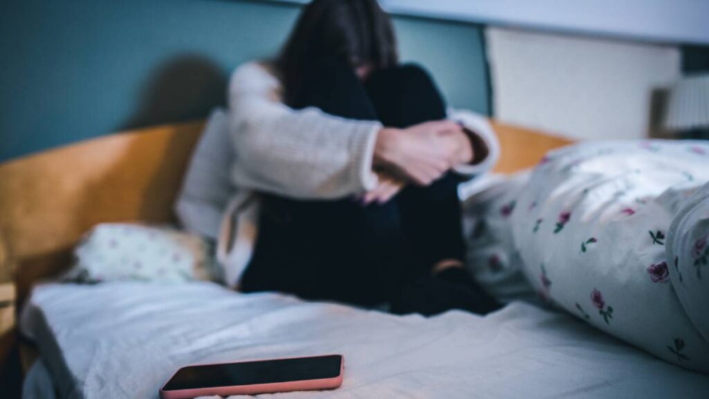 Padres y padrastros comparten fotos y videos de sus propias hijas.