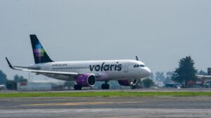 Pasajero agresivo provoca desvío en vuelo de Volaris; fue detenido