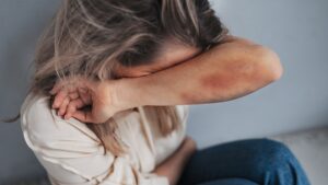 Pelean alumnas del CETIS en la GAM; una queda en silla de ruedas