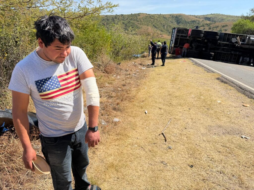 Accidente de tráiler con peregrinos en Oaxaca deja seis lesionados