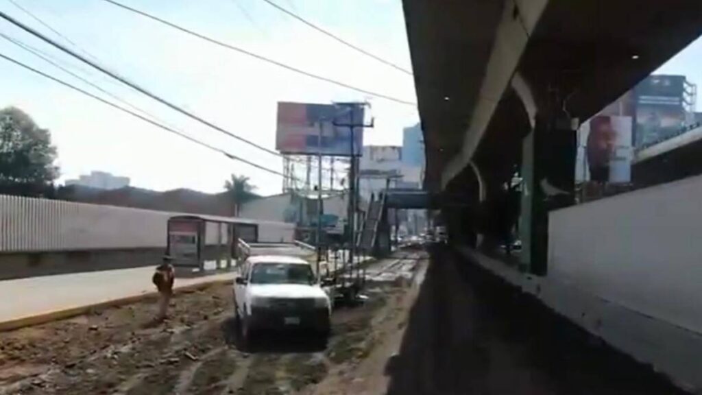 Hay tráileres en Río San Joaquín por cierre en Periférico.