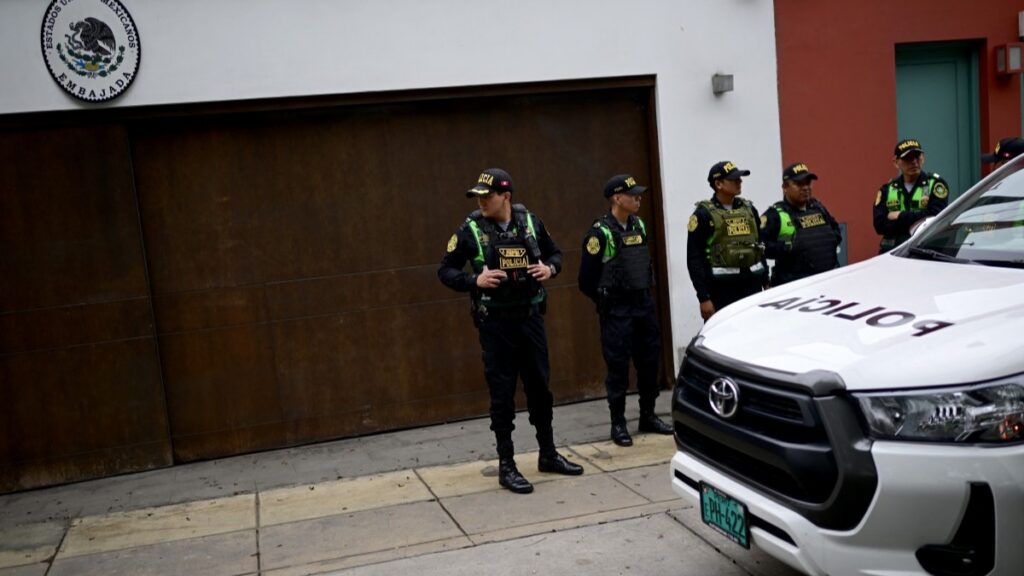 Perú podría allanar Embajada de México en Lima, asegura presidente