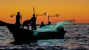 ¡Tremendo rescate! Policías salvan a pescador del fuerte oleaje provocado por Polo en Acapulco